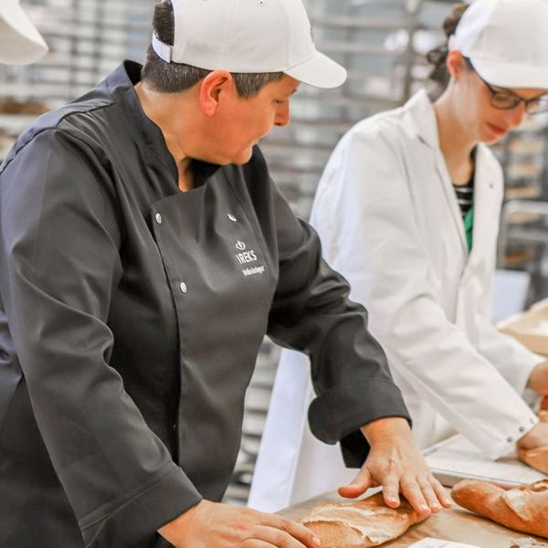 Bäckerin erklärt anhand eines Brotes verschiedene Eigenschaften